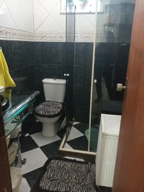 Casa com 4 quartos à venda, 184m2 em Olaria, Rio De Janeiro - RJ - imagem 9 Foto 9 de Casa com 4 quartos à venda, 184m2 em Olaria, Rio De Janeiro - RJ