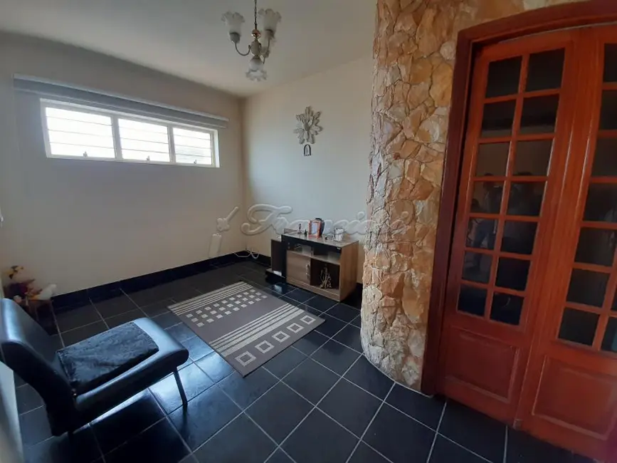 Foto 1 de Casa com 4 quartos à venda, 170m2 em Centro, Itapetininga - SP