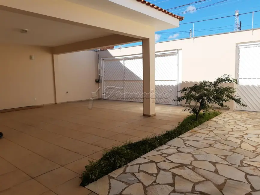 Casa com 3 quartos à venda, 300m2 em Vila Carolina, Itapetininga - SP - imagem 1 Foto 1 de Casa com 3 quartos à venda, 300m2 em Vila Carolina, Itapetininga - SP