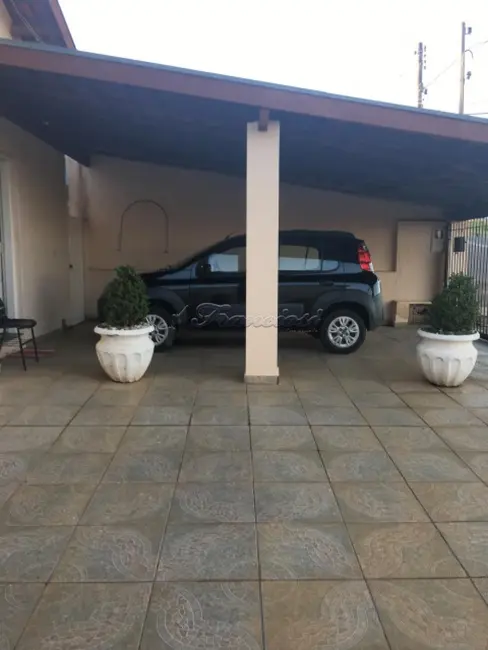 Casa com 2 quartos para alugar, 450m2 em Vila Belo Horizonte, Itapetininga - SP - imagem 3 Foto 3 de Casa com 2 quartos para alugar, 450m2 em Vila Belo Horizonte, Itapetininga - SP