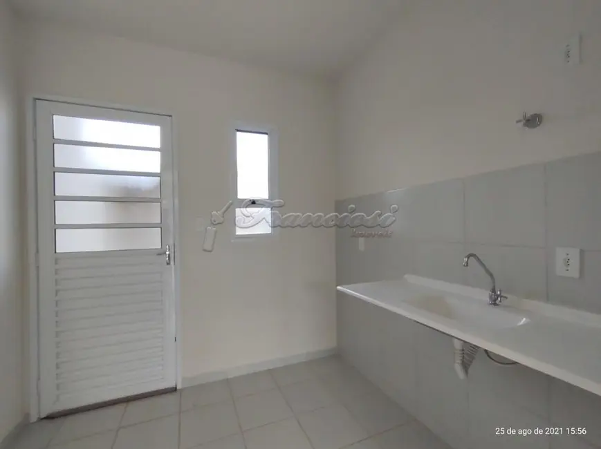 Foto 2 de Casa com 2 quartos para alugar, 210m2 em Itapetininga - SP