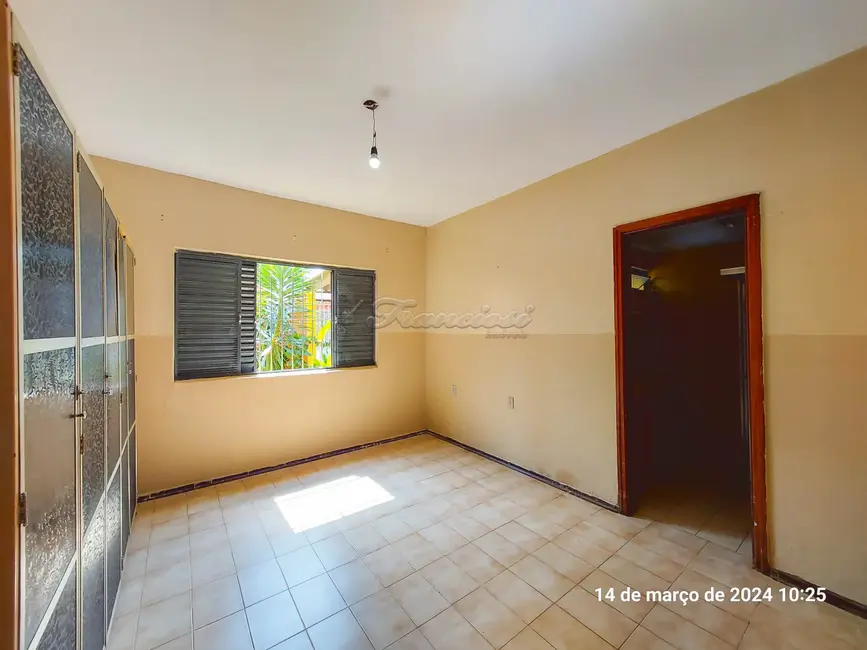 Casa com 2 quartos à venda, 250m2 em Vila Santana, Itapetininga - SP - imagem 4 Foto 4 de Casa com 2 quartos à venda, 250m2 em Vila Santana, Itapetininga - SP