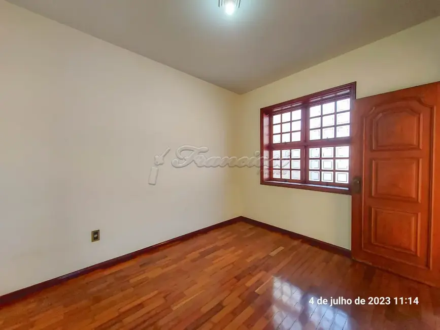 Casa com 3 quartos à venda, 157m2 em Centro, Itapetininga - SP - imagem 2 Foto 2 de Casa com 3 quartos à venda, 157m2 em Centro, Itapetininga - SP
