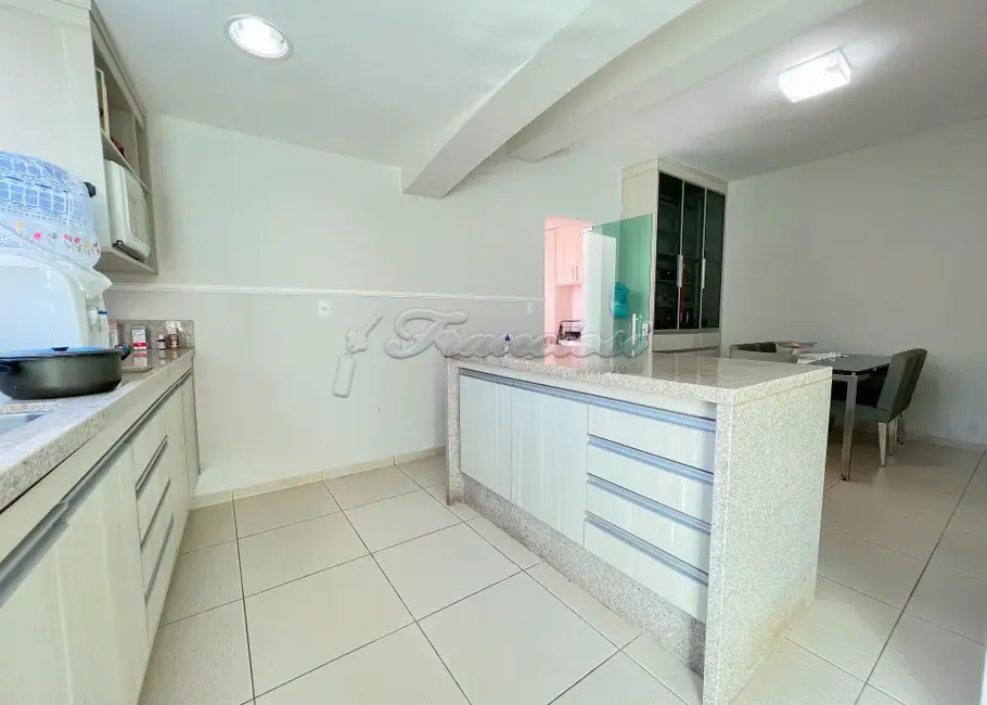 Casa com 3 quartos à venda, 239m2 em Centro, Itapetininga - SP - imagem 8 Foto 8 de Casa com 3 quartos à venda, 239m2 em Centro, Itapetininga - SP