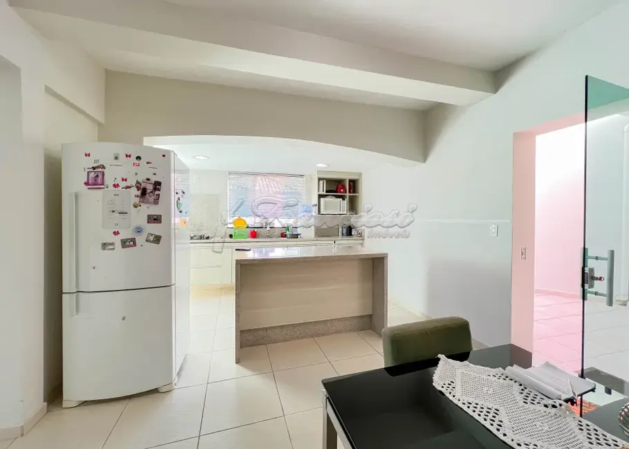 Casa com 3 quartos à venda, 239m2 em Centro, Itapetininga - SP - imagem 6 Foto 6 de Casa com 3 quartos à venda, 239m2 em Centro, Itapetininga - SP