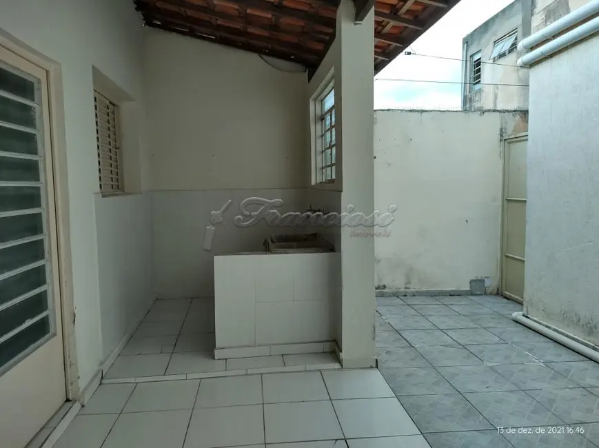 Casa com 2 quartos para alugar, 56m2 em Centro, Itapetininga - SP - imagem 3 Foto 3 de Casa com 2 quartos para alugar, 56m2 em Centro, Itapetininga - SP