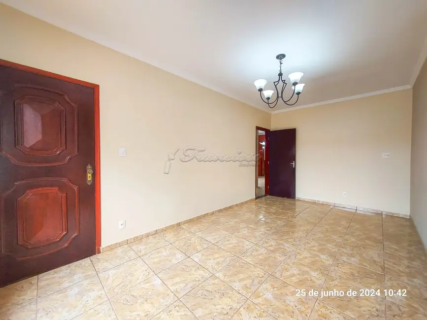 Casa com 3 quartos para alugar, 224m2 em Centro, Itapetininga - SP - imagem 3 Foto 3 de Casa com 3 quartos para alugar, 224m2 em Centro, Itapetininga - SP