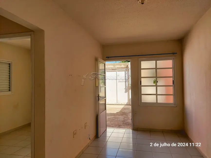Foto 2 de Casa com 2 quartos para alugar, 53m2 em Itapetininga - SP