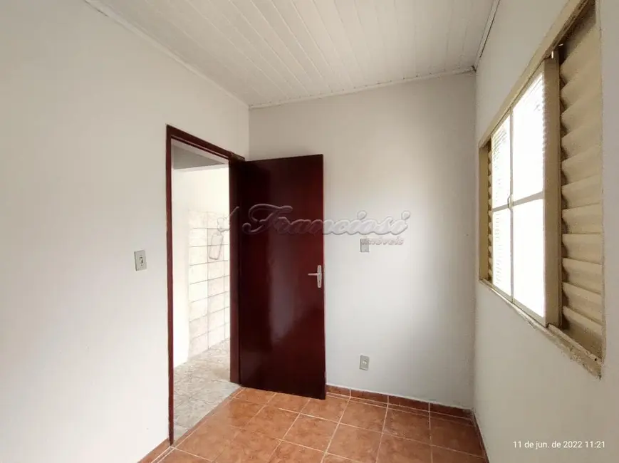 Casa com 3 quartos para alugar, 72m2 em Centro, Itapetininga - SP - imagem 9 Foto 9 de Casa com 3 quartos para alugar, 72m2 em Centro, Itapetininga - SP