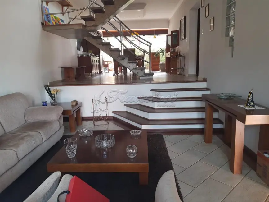 Casa com 3 quartos à venda, 400m2 em Centro, Itapetininga - SP - imagem 4 Foto 4 de Casa com 3 quartos à venda, 400m2 em Centro, Itapetininga - SP