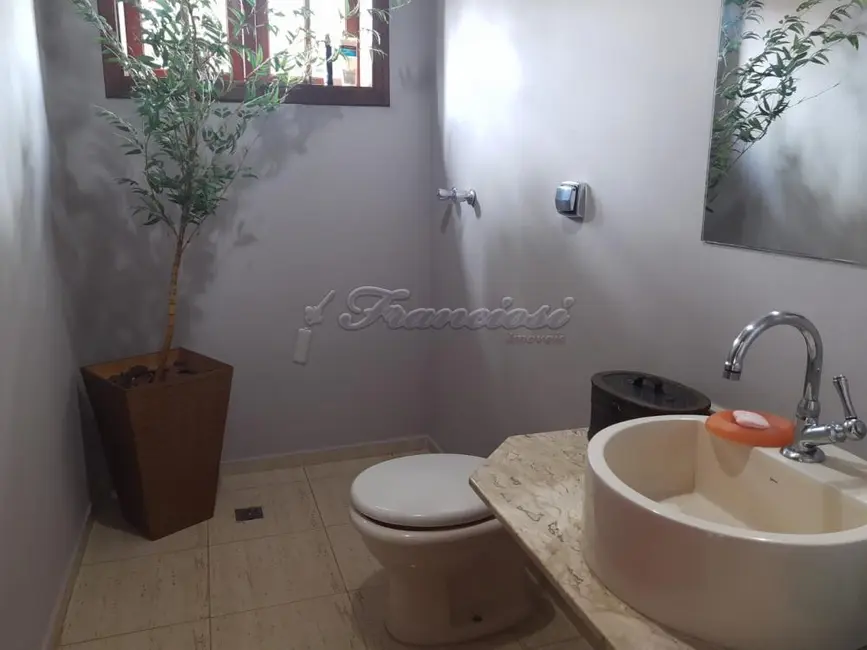 Casa com 3 quartos à venda, 400m2 em Centro, Itapetininga - SP - imagem 6 Foto 6 de Casa com 3 quartos à venda, 400m2 em Centro, Itapetininga - SP