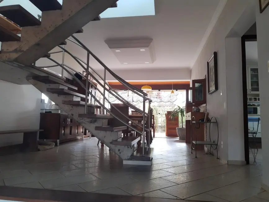 Casa com 3 quartos à venda, 400m2 em Centro, Itapetininga - SP - imagem 3 Foto 3 de Casa com 3 quartos à venda, 400m2 em Centro, Itapetininga - SP
