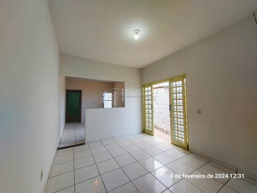 Foto 2 de Casa com 2 quartos à venda, 150m2 em Vila Nastri, Itapetininga - SP