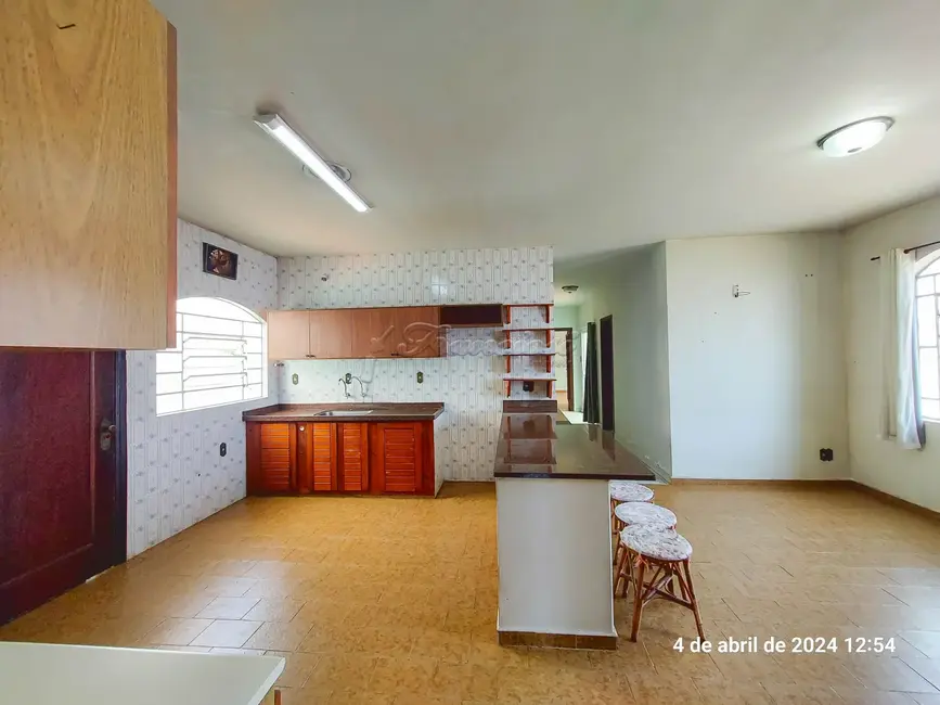 Casa com 3 quartos à venda, 231m2 em Vila Rosa, Itapetininga - SP - imagem 4 Foto 4 de Casa com 3 quartos à venda, 231m2 em Vila Rosa, Itapetininga - SP