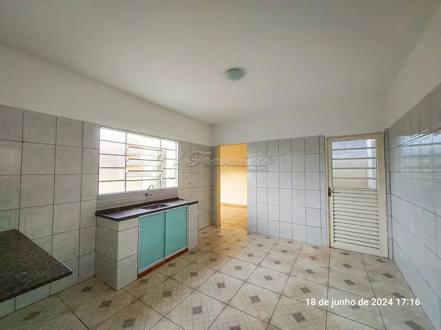 Casa com 3 quartos para alugar, 300m2 em Vila Santana, Itapetininga - SP - imagem 4 Foto 4 de Casa com 3 quartos para alugar, 300m2 em Vila Santana, Itapetininga - SP