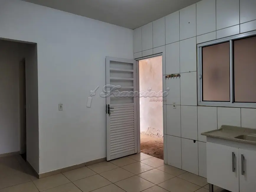 Casa com 2 quartos à venda, 140m2 em Itapetininga - SP - imagem 3 Foto 3 de Casa com 2 quartos à venda, 140m2 em Itapetininga - SP