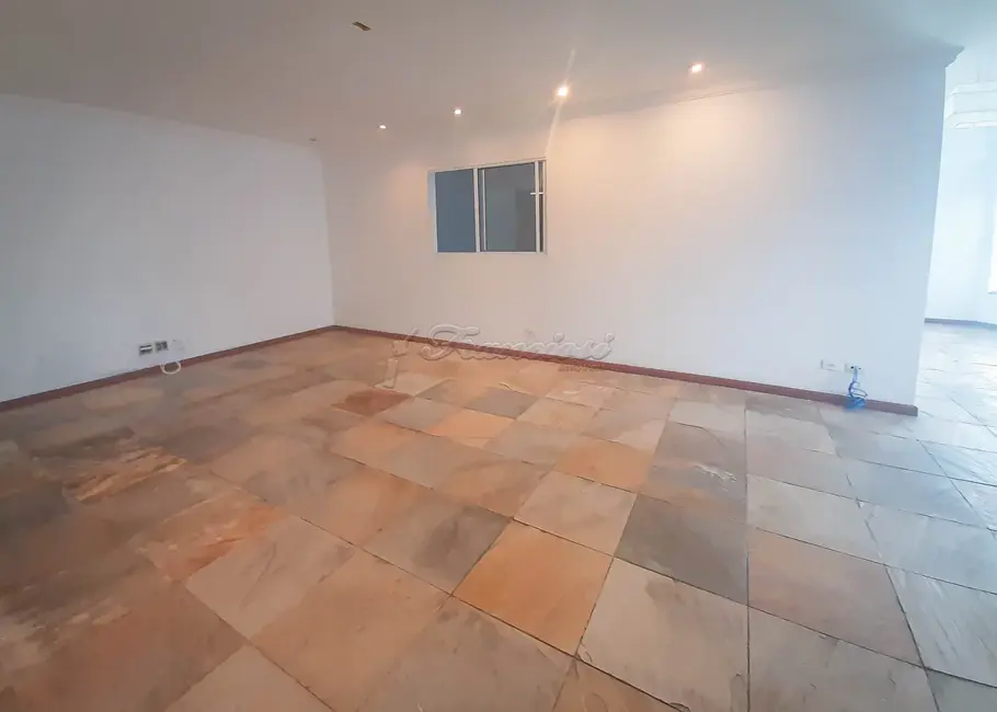 Casa com 3 quartos à venda, 247m2 em Centro, Itapetininga - SP - imagem 8 Foto 8 de Casa com 3 quartos à venda, 247m2 em Centro, Itapetininga - SP