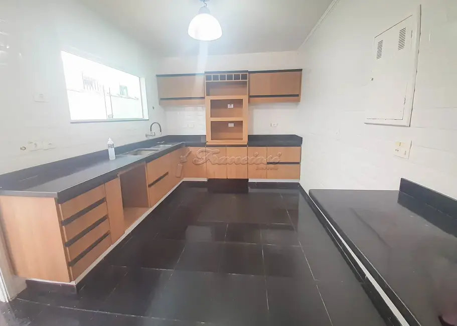 Casa com 3 quartos à venda, 247m2 em Centro, Itapetininga - SP - imagem 3 Foto 3 de Casa com 3 quartos à venda, 247m2 em Centro, Itapetininga - SP