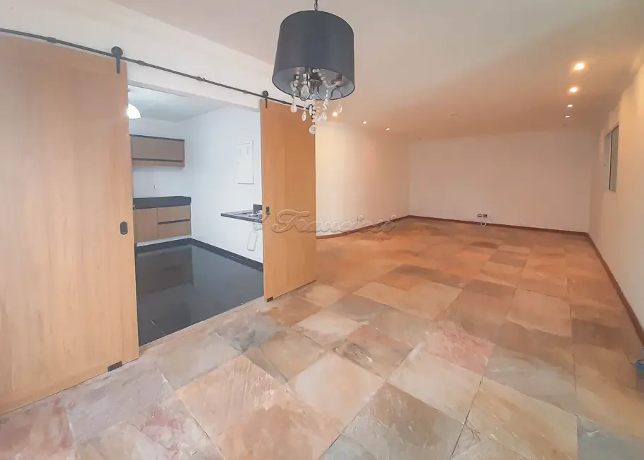 Casa com 3 quartos à venda, 247m2 em Centro, Itapetininga - SP - imagem 4 Foto 4 de Casa com 3 quartos à venda, 247m2 em Centro, Itapetininga - SP