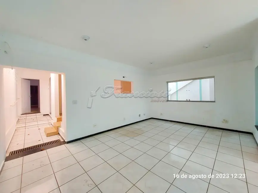 Casa com 4 quartos à venda, 214m2 em Centro, Itapetininga - SP - imagem 3 Foto 3 de Casa com 4 quartos à venda, 214m2 em Centro, Itapetininga - SP
