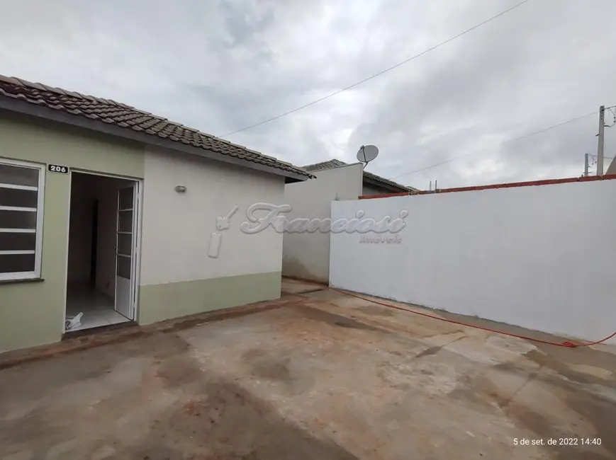 Foto 1 de Casa com 2 quartos para alugar, 45m2 em Itapetininga - SP