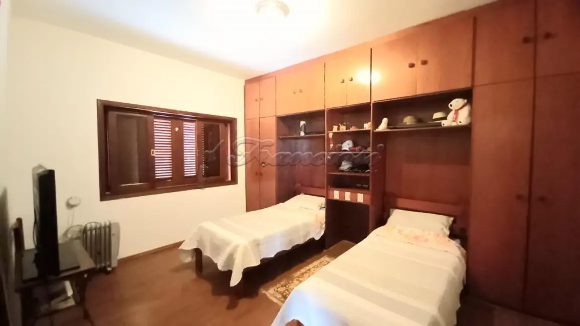 Casa com 4 quartos à venda, 1300m2 em Vila Barth, Itapetininga - SP - imagem 5 Foto 5 de Casa com 4 quartos à venda, 1300m2 em Vila Barth, Itapetininga - SP