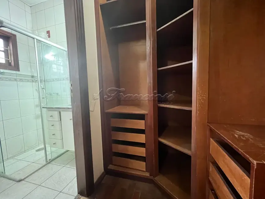 Casa com 3 quartos à venda, 300m2 em Jardim Itália, Itapetininga - SP - imagem 3 Foto 3 de Casa com 3 quartos à venda, 300m2 em Jardim Itália, Itapetininga - SP