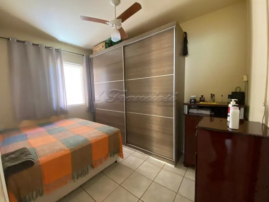 Casa com 2 quartos à venda, 200m2 em Itapetininga - SP - imagem 8 Foto 8 de Casa com 2 quartos à venda, 200m2 em Itapetininga - SP