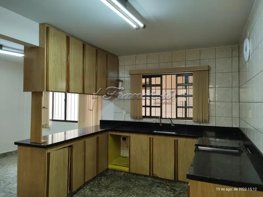 Casa com 4 quartos à venda, 241m2 em Centro, Itapetininga - SP - imagem 5 Foto 5 de Casa com 4 quartos à venda, 241m2 em Centro, Itapetininga - SP