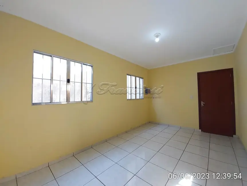 Casa com 2 quartos para alugar, 65m2 em Vila Carolina, Itapetininga - SP - imagem 2 Foto 2 de Casa com 2 quartos para alugar, 65m2 em Vila Carolina, Itapetininga - SP