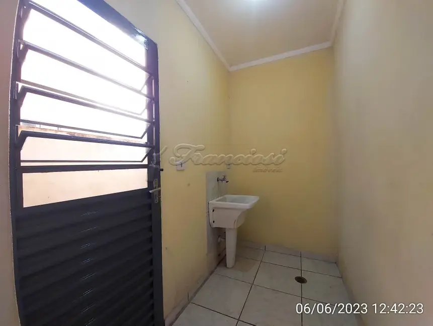 Casa com 2 quartos para alugar, 65m2 em Vila Carolina, Itapetininga - SP - imagem 8 Foto 8 de Casa com 2 quartos para alugar, 65m2 em Vila Carolina, Itapetininga - SP