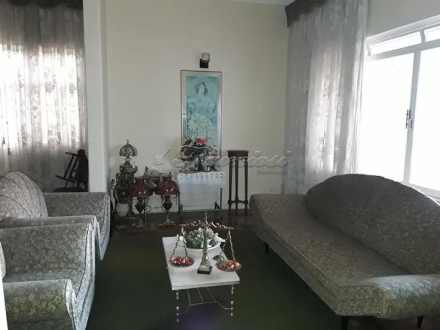 Casa com 3 quartos para alugar, 1366m2 em Centro, Itapetininga - SP - imagem 1 Foto 1 de Casa com 3 quartos para alugar, 1366m2 em Centro, Itapetininga - SP