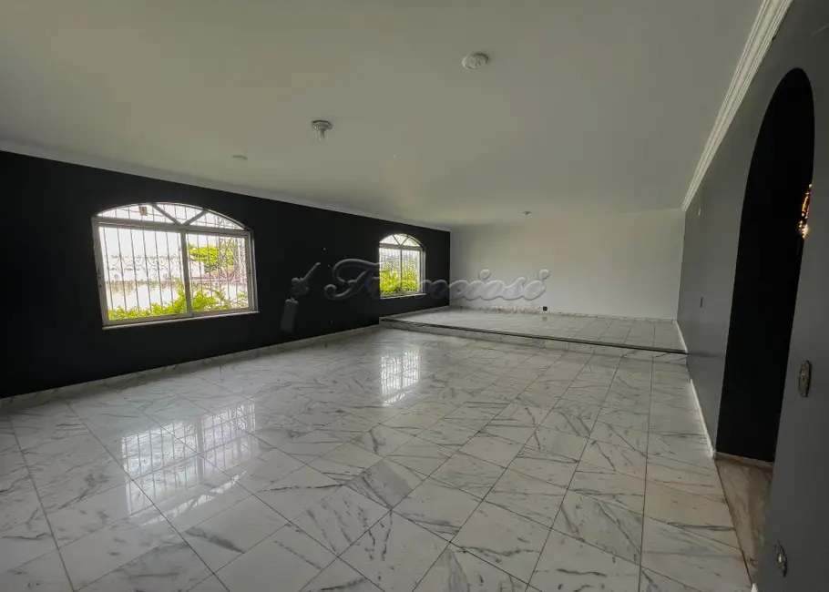 Casa com 4 quartos à venda, 660m2 em Centro, Itapetininga - SP - imagem 3 Foto 3 de Casa com 4 quartos à venda, 660m2 em Centro, Itapetininga - SP