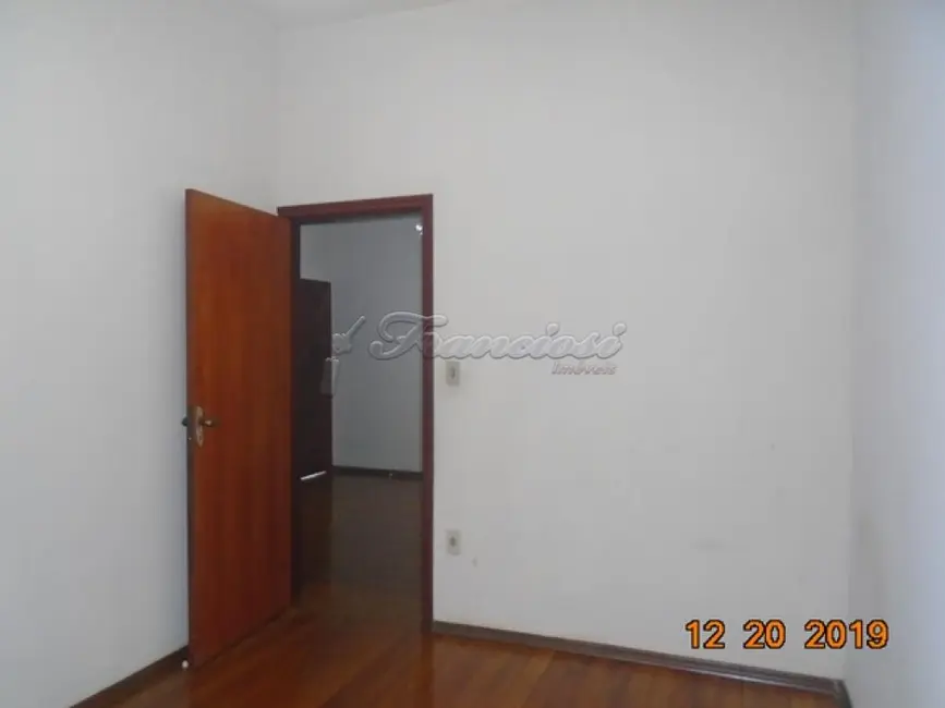 Casa com 3 quartos à venda, 213m2 em Centro, Itapetininga - SP - imagem 4 Foto 4 de Casa com 3 quartos à venda, 213m2 em Centro, Itapetininga - SP