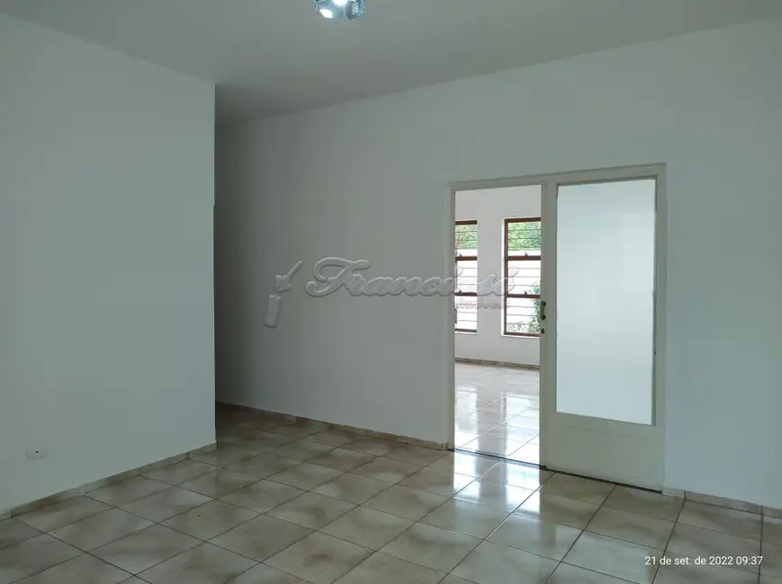 Casa com 3 quartos à venda, 220m2 em Centro, Itapetininga - SP - imagem 4 Foto 4 de Casa com 3 quartos à venda, 220m2 em Centro, Itapetininga - SP