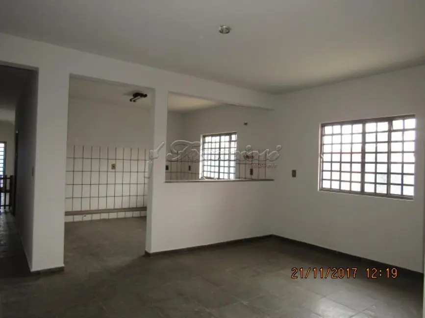 Casa com 3 quartos à venda, 300m2 em Itapetininga - SP - imagem 6 Foto 6 de Casa com 3 quartos à venda, 300m2 em Itapetininga - SP