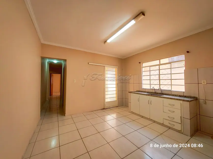 Foto 2 de Casa com 2 quartos à venda, 150m2 em Vila Reis, Itapetininga - SP