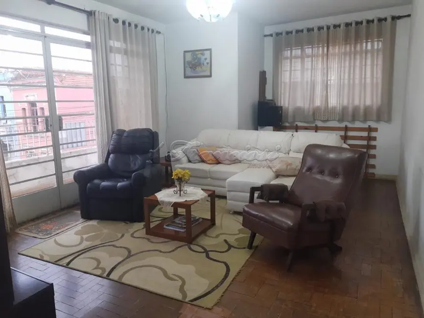 Casa com 3 quartos à venda, 300m2 em Centro, Itapetininga - SP - imagem 1 Foto 1 de Casa com 3 quartos à venda, 300m2 em Centro, Itapetininga - SP