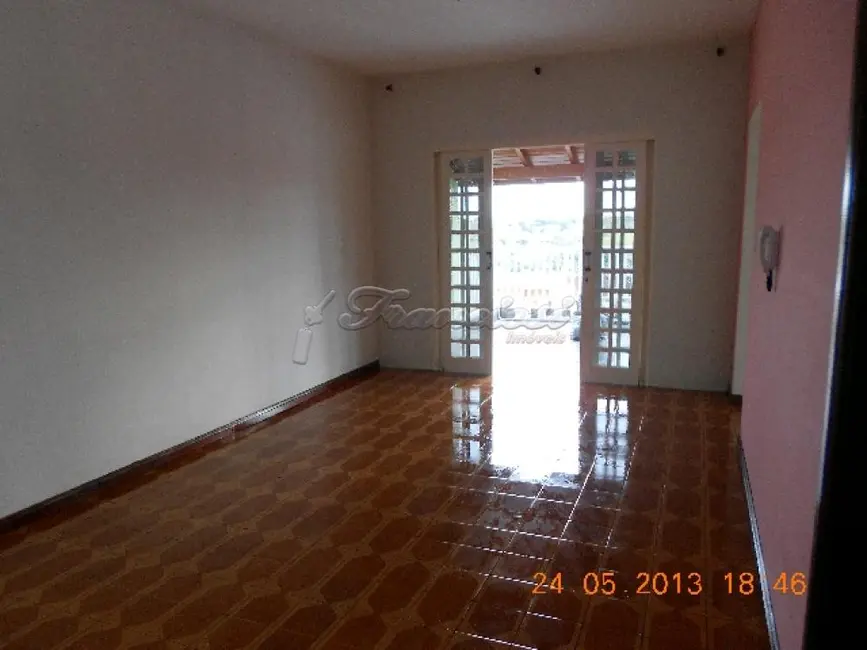 Casa com 3 quartos à venda, 300m2 em Angatuba - SP - imagem 2 Foto 2 de Casa com 3 quartos à venda, 300m2 em Angatuba - SP