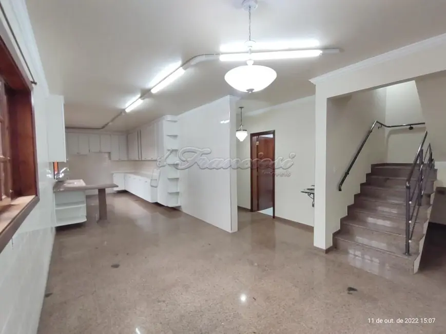 Casa com 3 quartos à venda, 450m2 em Centro, Itapetininga - SP - imagem 3 Foto 3 de Casa com 3 quartos à venda, 450m2 em Centro, Itapetininga - SP