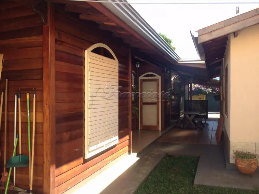 Casa com 4 quartos à venda, 242m2 em Itapetininga - SP - imagem 4 Foto 4 de Casa com 4 quartos à venda, 242m2 em Itapetininga - SP