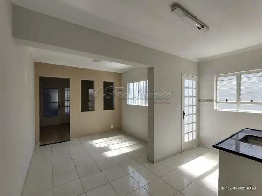 Casa com 2 quartos à venda, 150m2 em Centro, Itapetininga - SP - imagem 3 Foto 3 de Casa com 2 quartos à venda, 150m2 em Centro, Itapetininga - SP