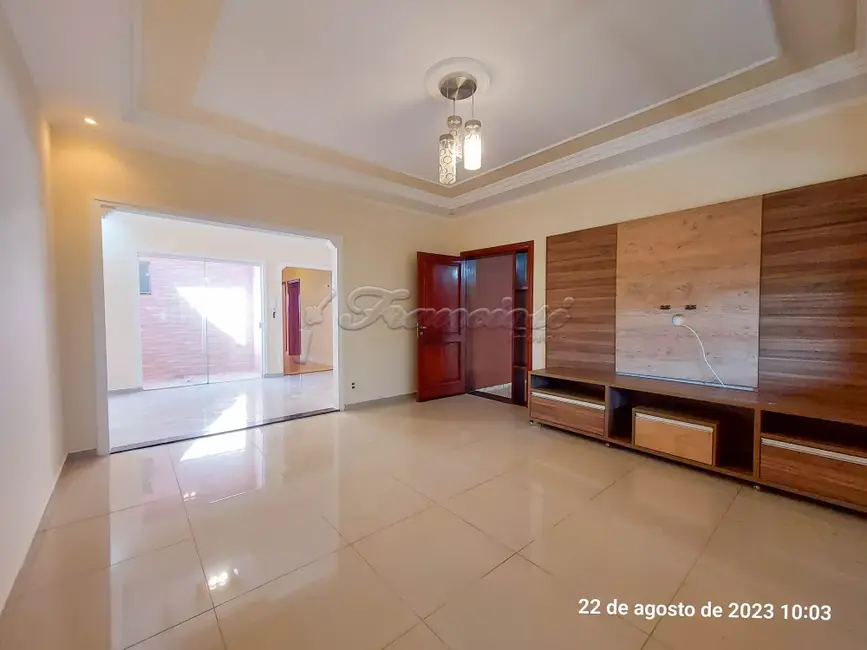 Foto 2 de Casa com 3 quartos à venda, 159m2 em Vila Serafim, Itapetininga - SP