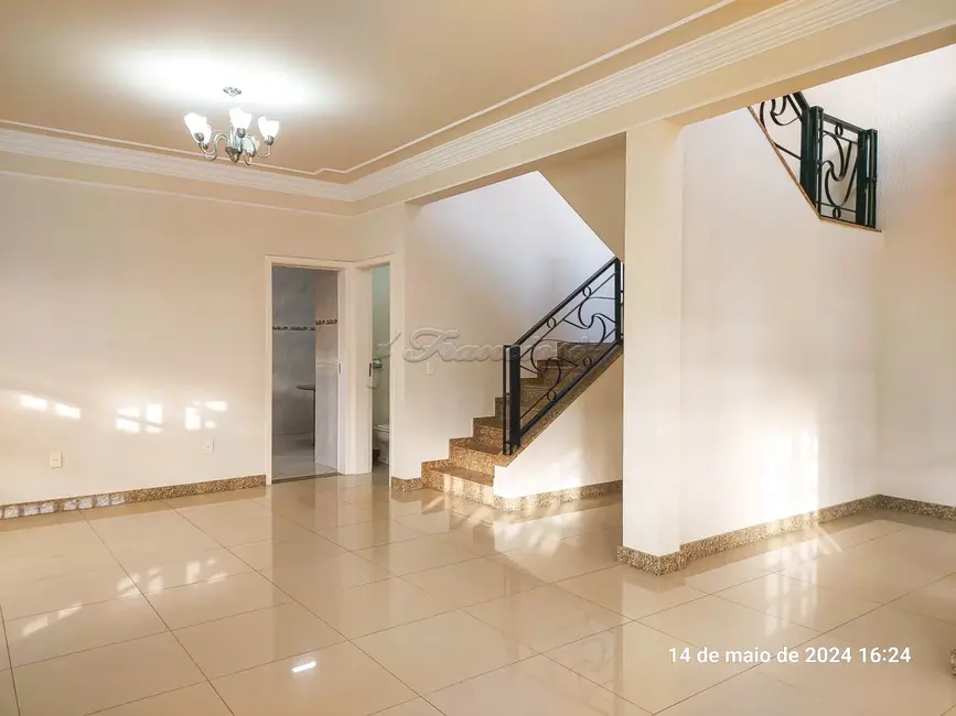 Foto 1 de Casa de Condomínio com 3 quartos para alugar, 232m2 em Jardim Marabá, Itapetininga - SP