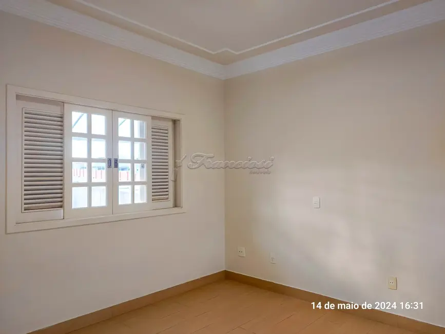 Foto 8 de Casa de Condomínio com 3 quartos para alugar, 232m2 em Jardim Marabá, Itapetininga - SP