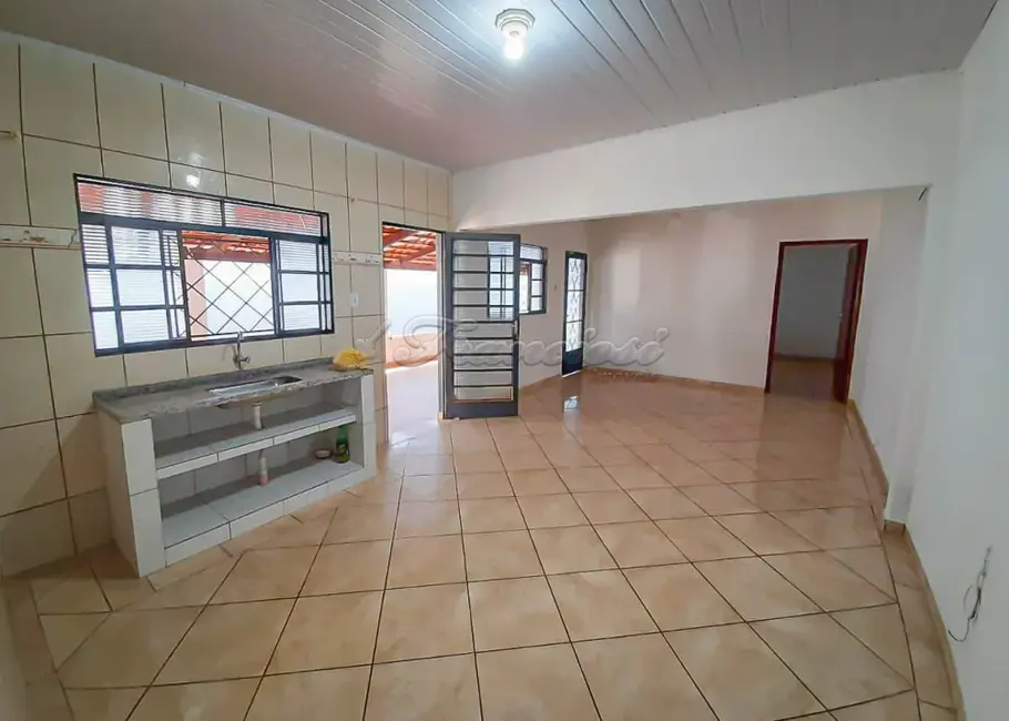 Foto 2 de Casa com 2 quartos à venda, 250m2 em Jardim Monte Santo, Itapetininga - SP