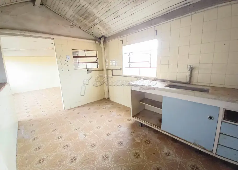 Casa com 4 quartos à venda, 70m2 em Centro, Itapetininga - SP - imagem 4 Foto 4 de Casa com 4 quartos à venda, 70m2 em Centro, Itapetininga - SP