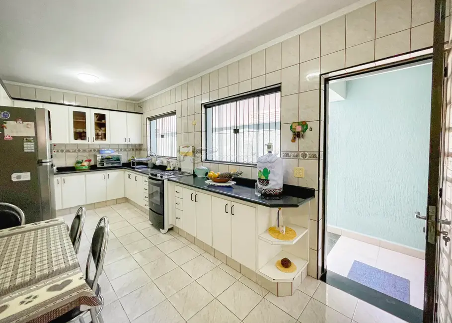 Casa com 3 quartos à venda, 250m2 em Vila Serafim, Itapetininga - SP - imagem 4 Foto 4 de Casa com 3 quartos à venda, 250m2 em Vila Serafim, Itapetininga - SP