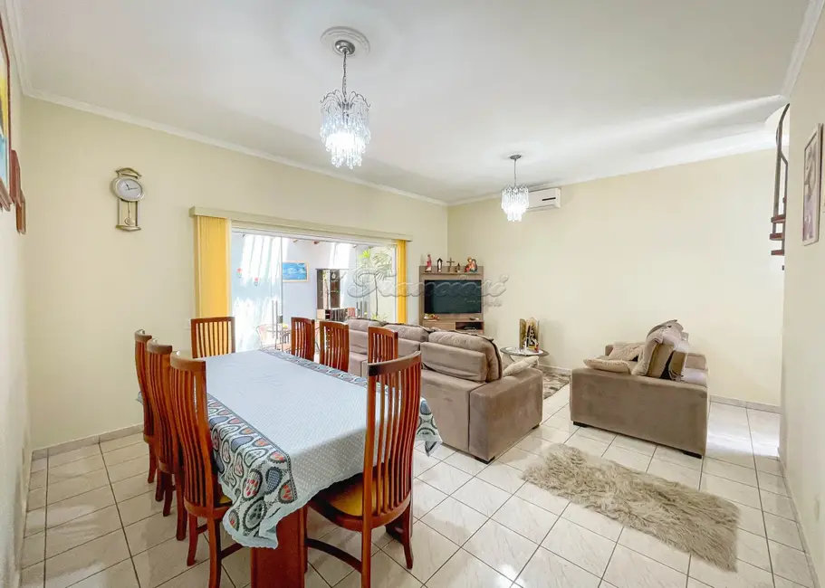 Casa com 3 quartos à venda, 250m2 em Vila Serafim, Itapetininga - SP - imagem 3 Foto 3 de Casa com 3 quartos à venda, 250m2 em Vila Serafim, Itapetininga - SP