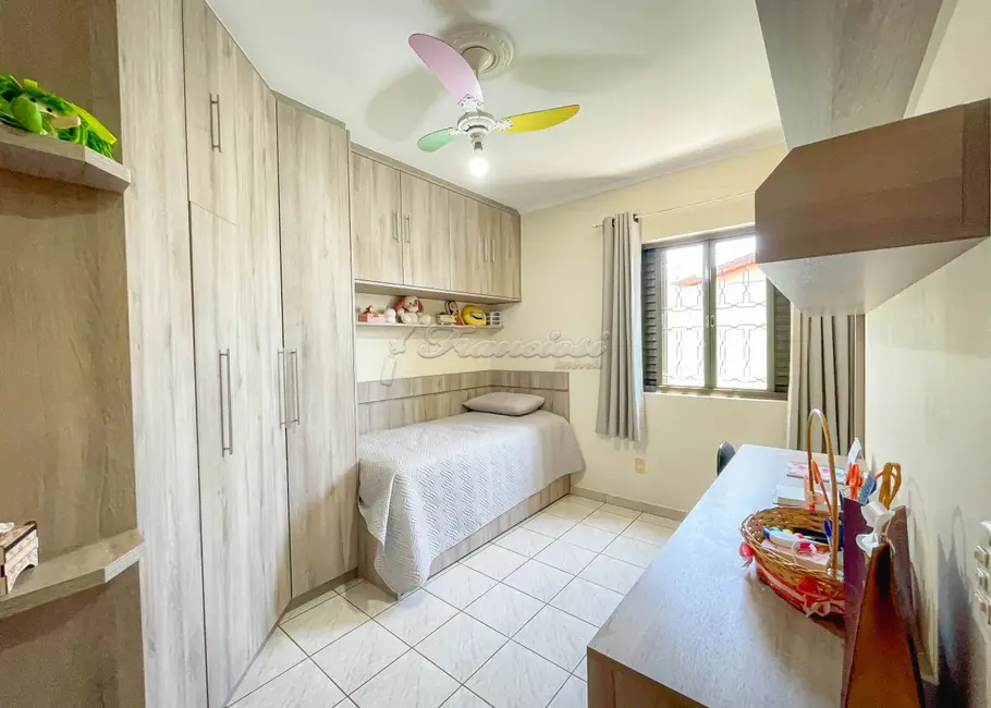 Casa com 3 quartos à venda, 250m2 em Vila Serafim, Itapetininga - SP - imagem 7 Foto 7 de Casa com 3 quartos à venda, 250m2 em Vila Serafim, Itapetininga - SP